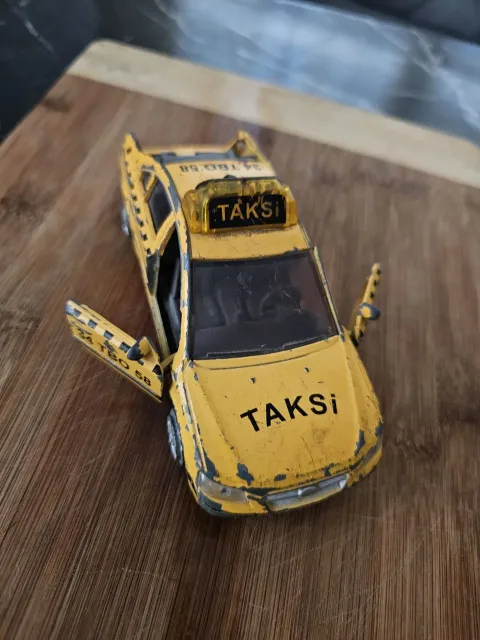Metal oyuncak taksi